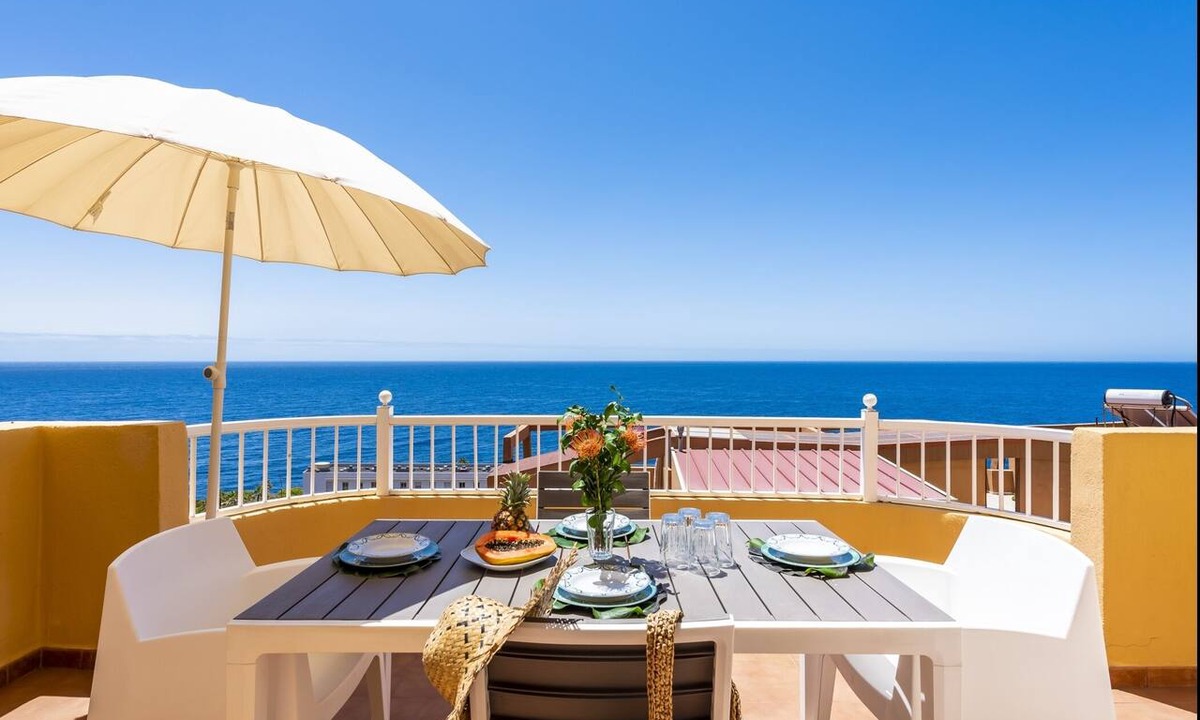 Radazul Apartment | Beachfront triplex with parking
