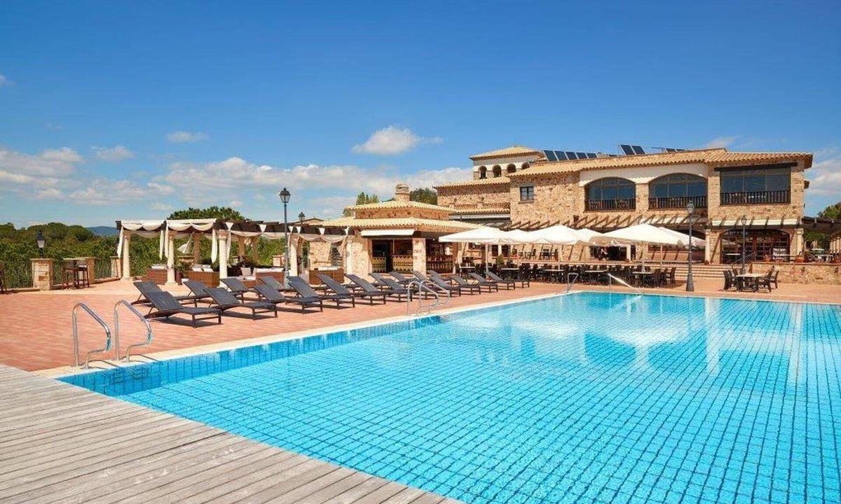 Castell-Platja d'Aro Apartment | Beautiful apartment for 4 guests with WIFI, pool, TV and terrace