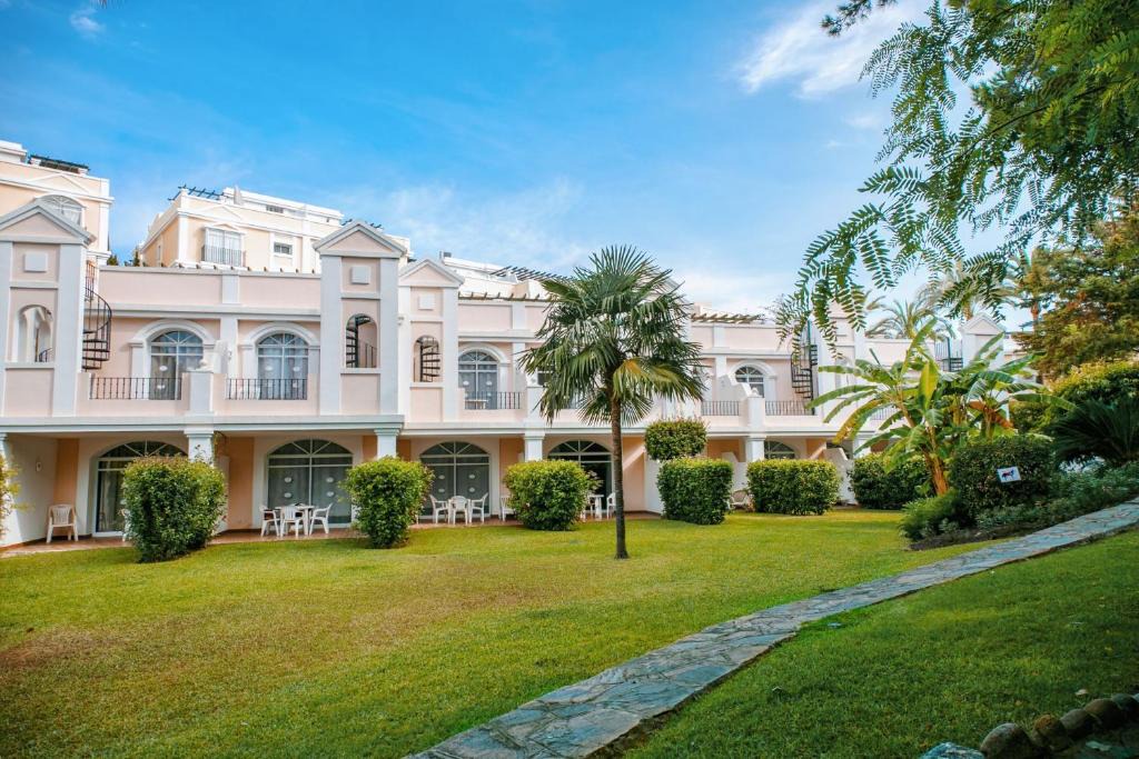 Marbella House | Beautiful 2 Bedroom Townhouse in Aloha Gardens walking distance to Restaurants, Bars and Shops 20