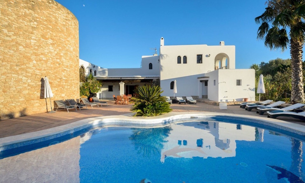 Cala de Bou Villa | Can Mestre is a huge Villa near to San Antonio