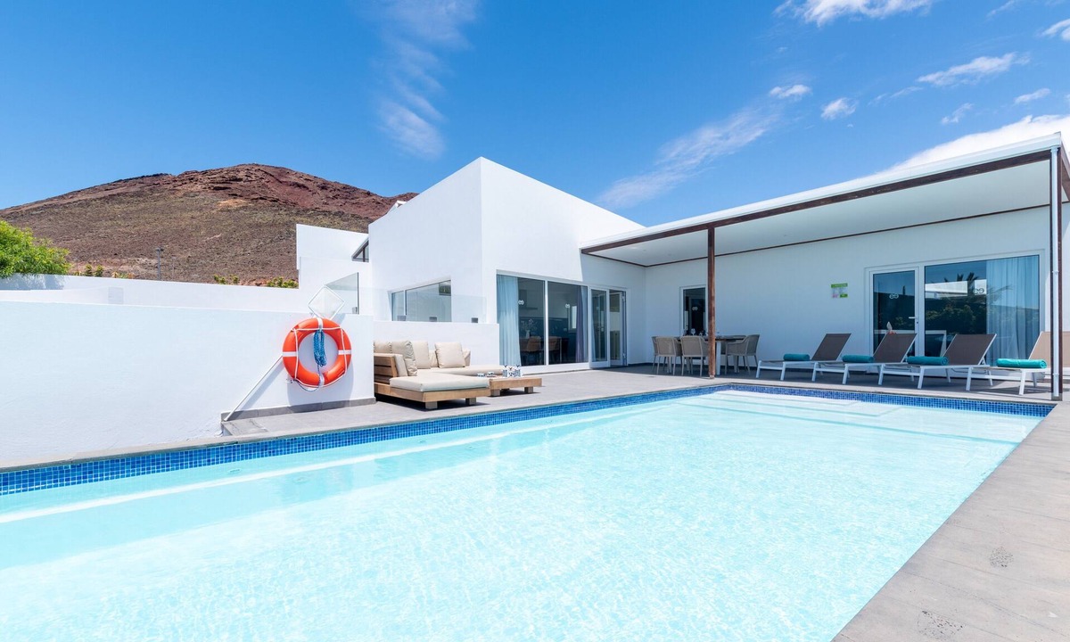 Playa Blanca Resort | 'Ereza Villas Royal Deluxe Hoopoe- 9' with Mountain View, Wi-Fi and Air Conditioning