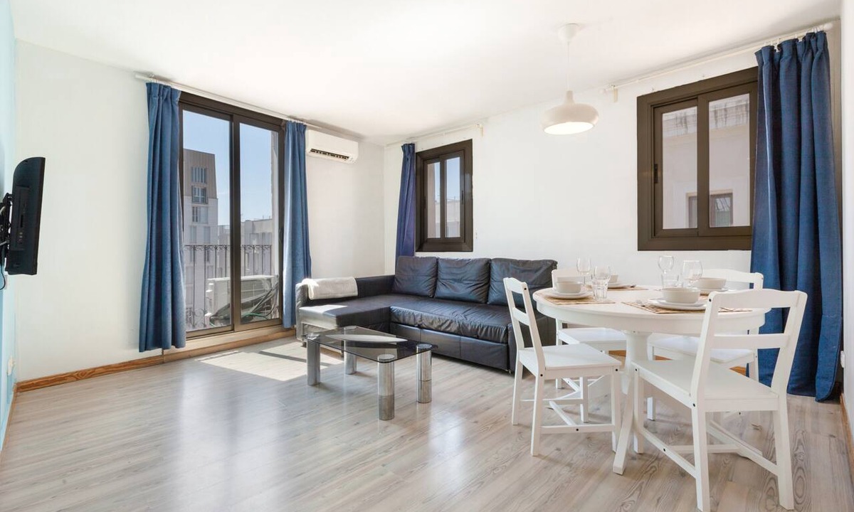 Sant Pere Apartment | Felix Apartment: Your Retreat with Terrace & A/C in the Heart of Barcelona