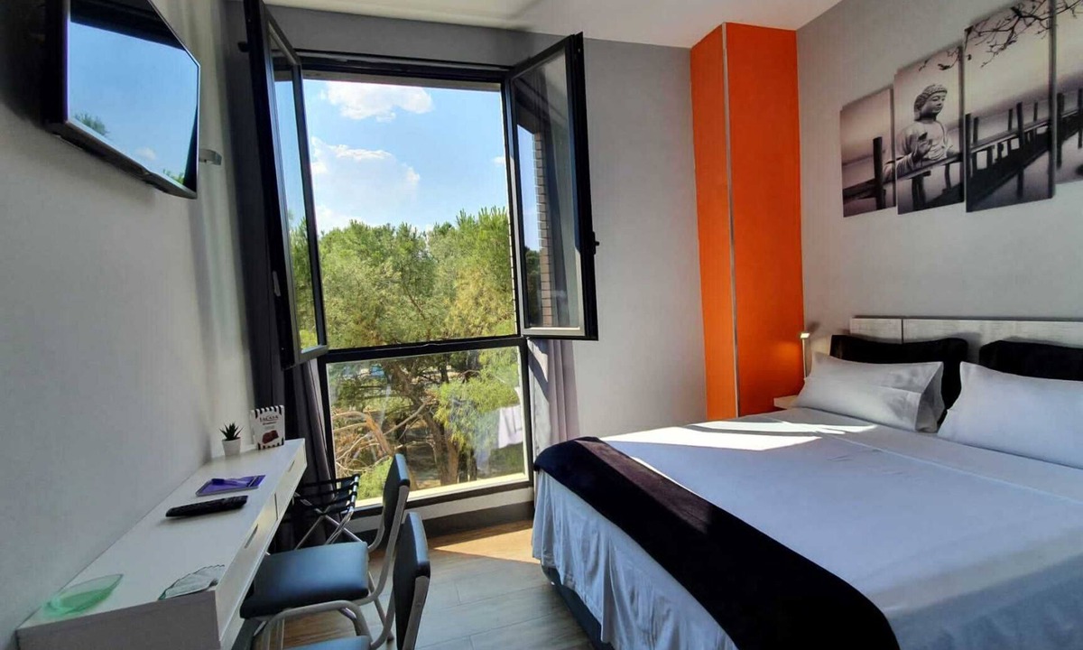 Pozuelo de Alarcon Hotel | H La Cabaña
