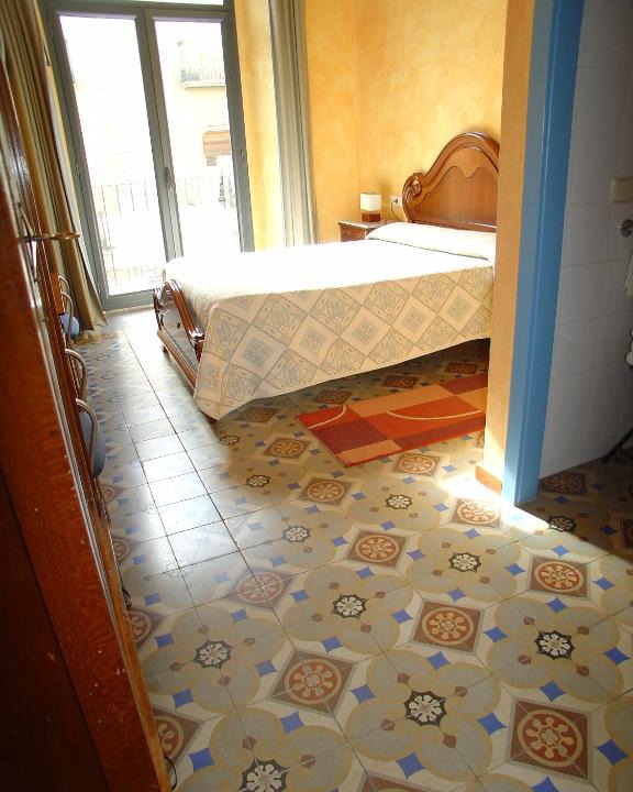 La Bisbal d'Emporda House | Hostal Adarnius