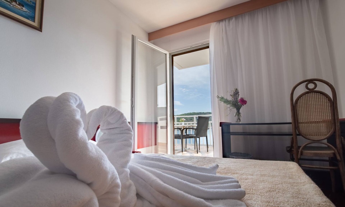 Cove Rogacic Hotel | Hotel Issa