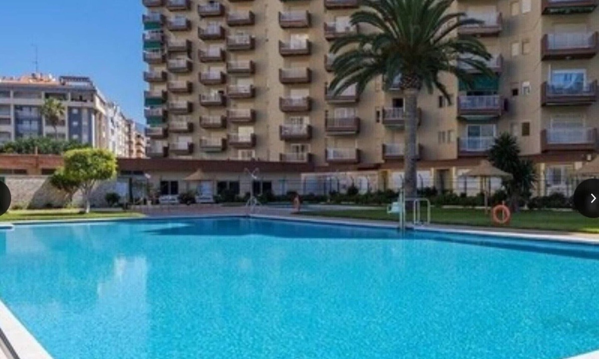Velilla-Taramay Apartment | Las Gondolas Beach Apartment 2 with Sea Views, Shared Pool, Balcony and Wi-Fi