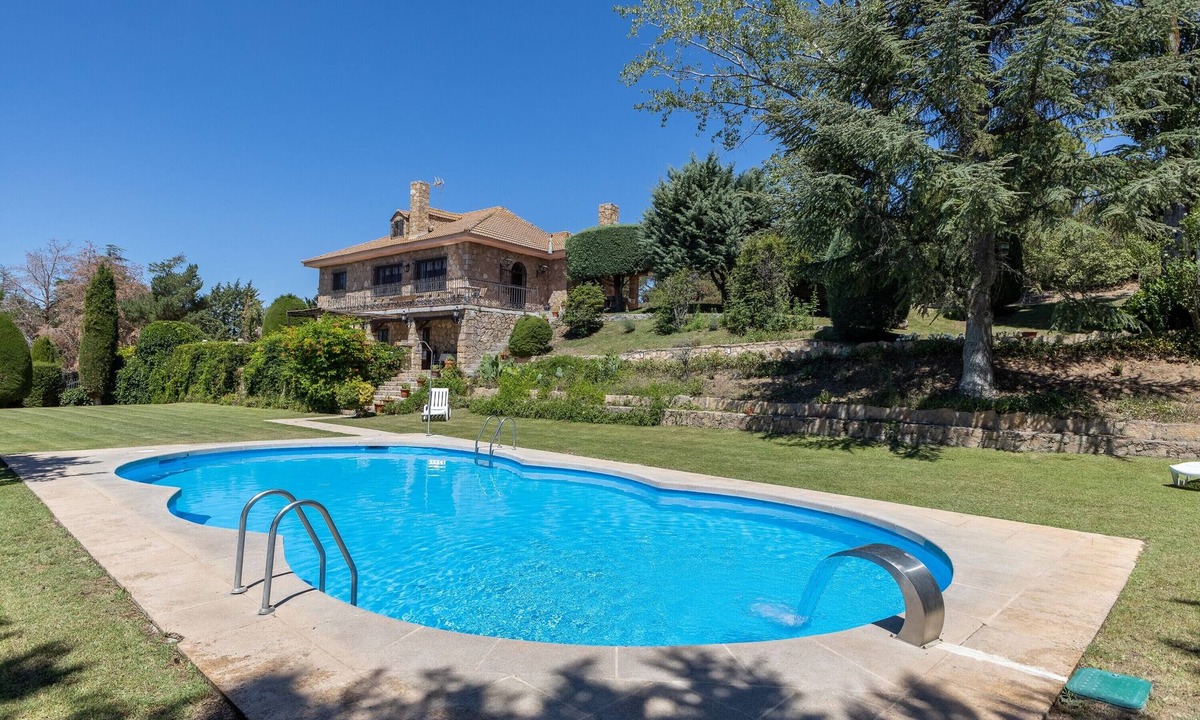 La Serrada House | Las Yernas: Rural House in Sierra de Gredos with Private Pool for Groups