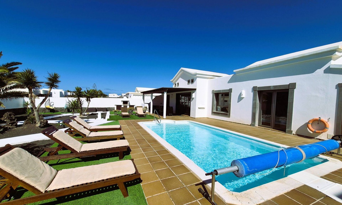 Montana Roja Villa | Ligthouse, private heated pool, Prime video, wifi, bbq, ping pong, etc.