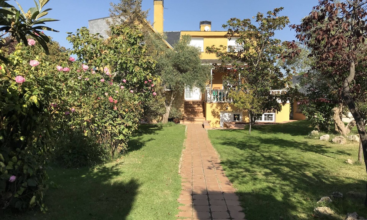 Boadilla del Monte Apartment | New, quiet, bright, fully equipped apartment with garden and pool