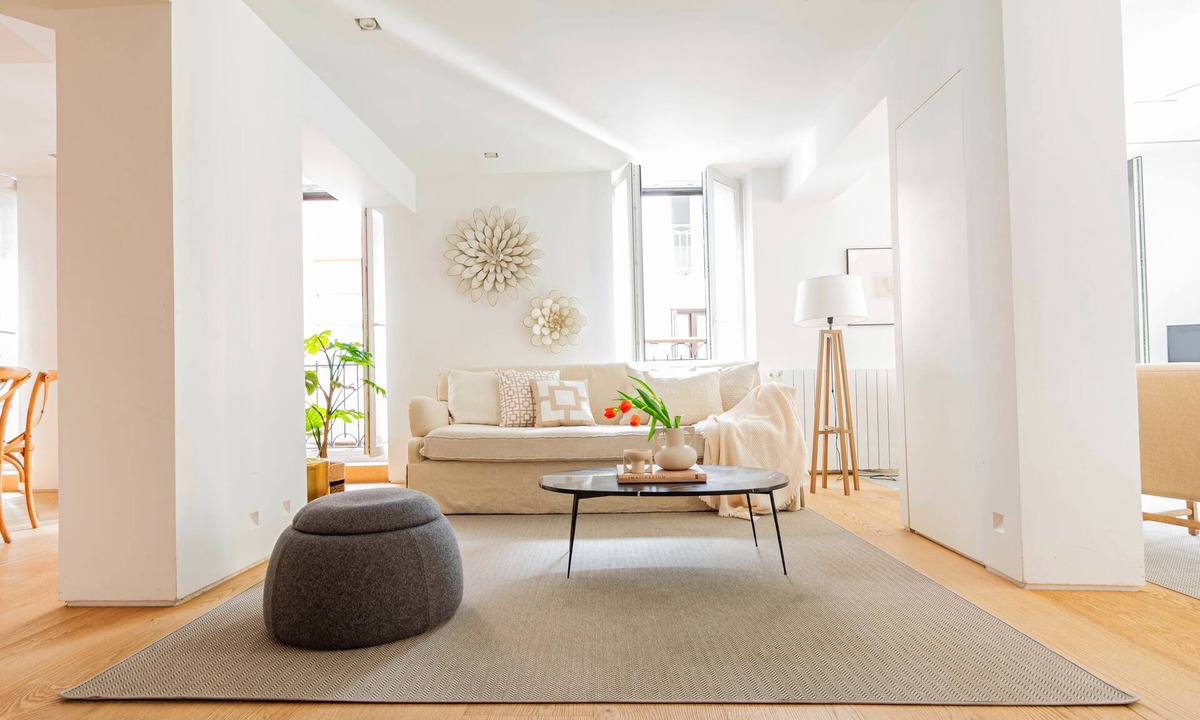 Old Town Apartment | ❤️ of the Old Town★Walk Score 99★8 Balconies★