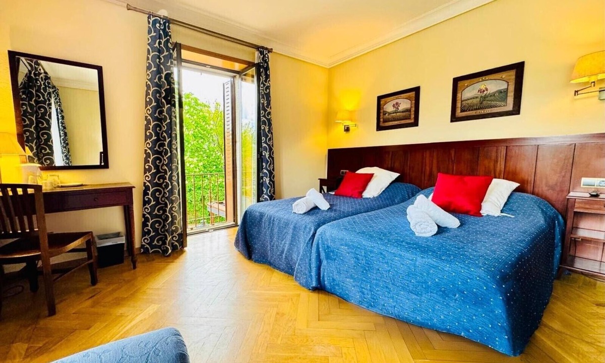 Guadarrama Apartment | Room 'Habitación Doble Superior' with Shared Terrace, Wi-Fi and Air Conditioning