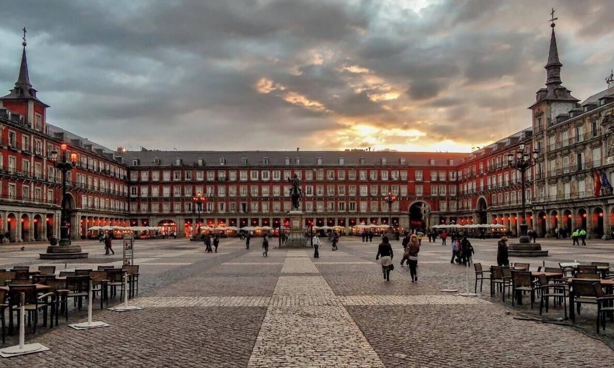 Carabanchel Apartment | Urban Loft Experience – High Ceilings, Open Layout, Sleeps 6