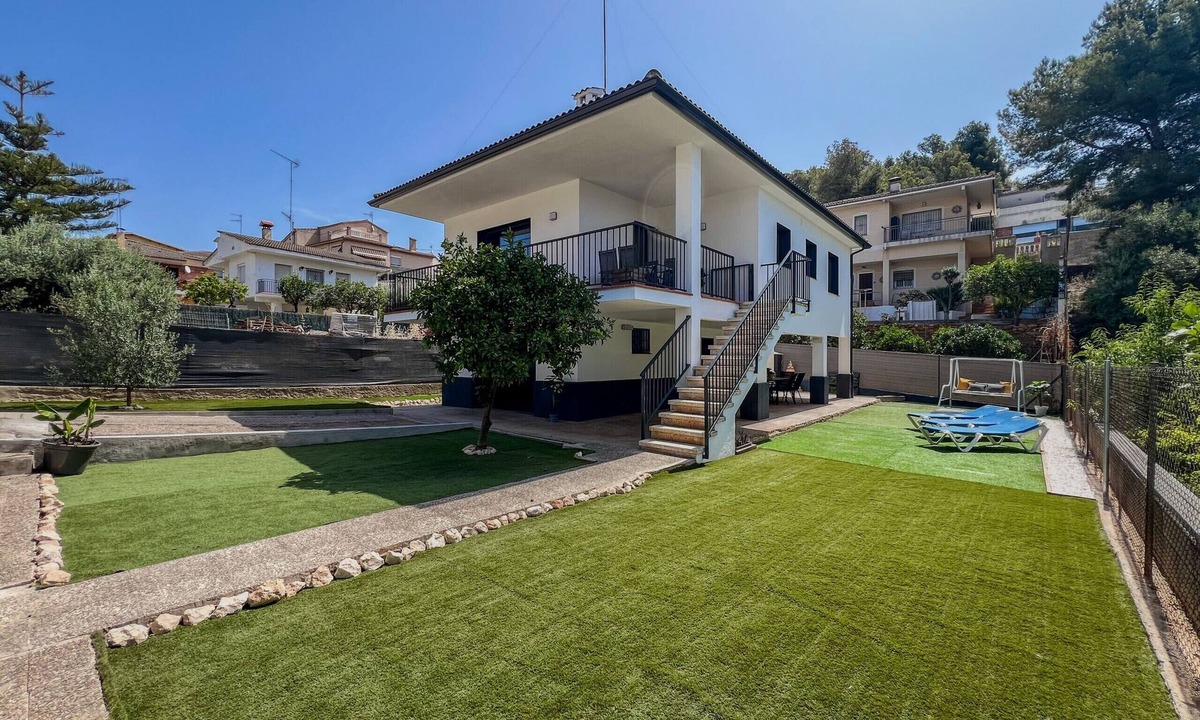 Cunit House | Villa Bessones: Amplio jardin, barbacoa, zona de juegos, a 5 minutos de la playa