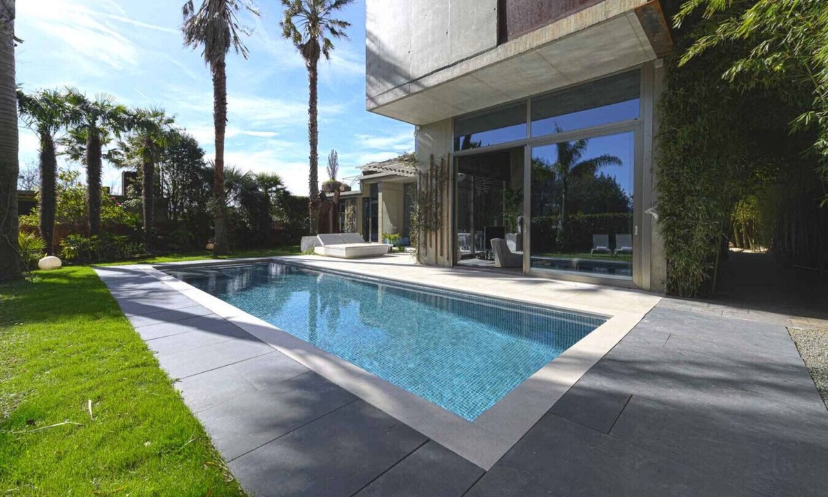 San Sebastian Villa | Villa de diseño con piscina, sauna, Txoko Vasco y garaje para 5 coches