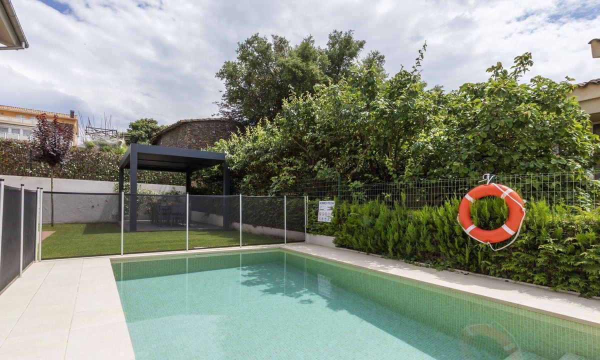 Olot House | Wonderful private villa for 7 people with private pool, WIFI, A/C, TV and patio