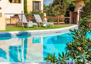 Holiday Apartment ‘Ferrera Luxe Apartamento 817’ close to the Beach with Pool, Wi-Fi, A/C, Balcony, Terrace & Garden; Street Parking Available