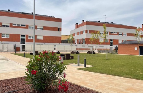 Burgos Apartment | 3-bedroom apartment with a 100-meter patio featuring a barbecue and an outdoor pool