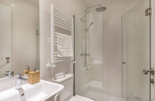 Cortes House | Apartamento Bajo 2 Dorm y 2 Baños