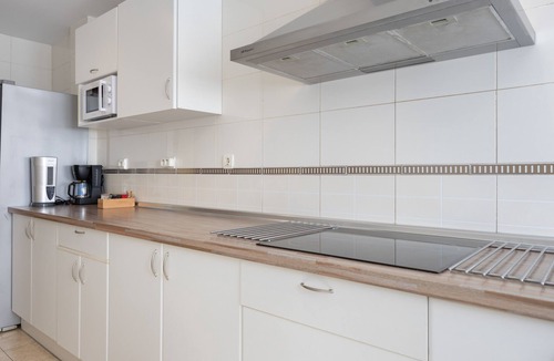 Barriada del Rio San Pedro Apartment | Apartment 'Piso Con Parking En El Edificio' with Wi-Fi and Air Conditioning