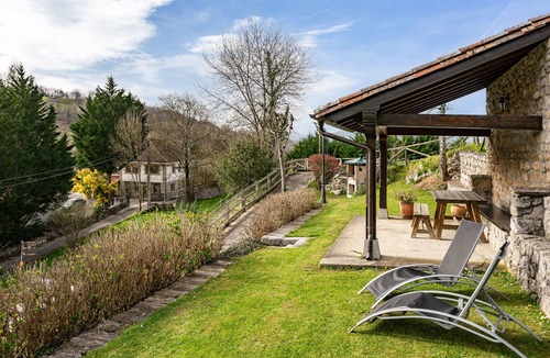 Santianes de Ola House | Apartment 'Fresnu' with Mountain Views, Private Terrace and Wi-Fi