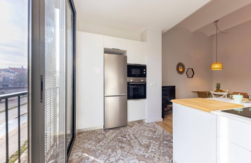 Eixample Apartment | Bravissimo Riu Onyar, modern 3-bedroom apartment with views of the Onyar River