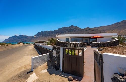 Urbanizacion Famara House | Bungalow Famara 73 - Quicksand - Ocean views - Beach 1 min By Lanzarote Vacation Homes