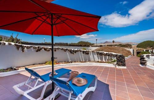 Urbanizacion Famara House | Bungalow Famara 73 - Quicksand - Ocean views - Beach 1 min By Lanzarote Vacation Homes
