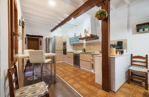 Old Town Alcudia Ski Chalet | C. Ca Na Polida, house in Alcudia with WiFi