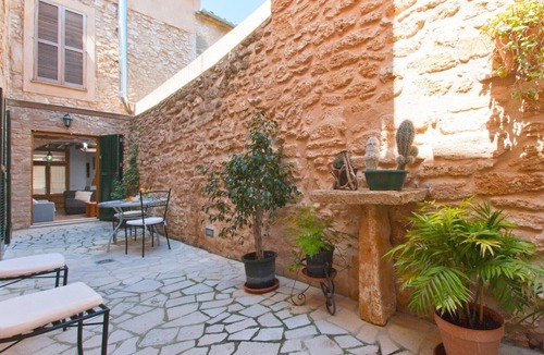 Old Town Alcudia Ski Chalet | C. Ca Na Polida, house in Alcudia with WiFi