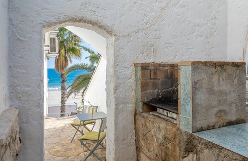 Cala Apartment | Casa Blanca 2 Apartment with Sea Views, Barbecue, Air Conditioning and Wi-Fi