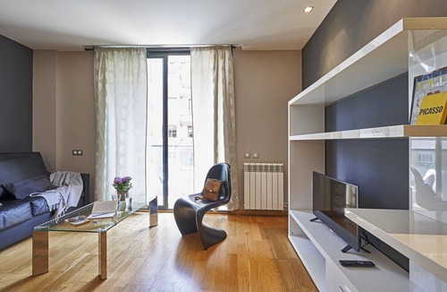 el Fort Pienc Apartment | Comfortable 2 bedroom Borne apartment with parking ideal for families