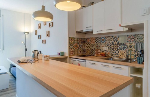 El Putget i Farro Apartment | Cozy apartment in Barcelona city center. Very safe neighborhood, close to public transport and main points of interest.This 45 sqm apartment is located in one of Barcelona's nicest areas: Gracia neighborhood and Eixample. Here you can have a good rest an