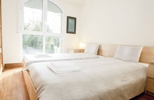 Antiguo Apartment | Elegant apartment with large terrace near Ondarreta beach