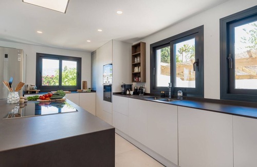 Urbanizacion el Rosario Villa | Elegant Marbella Villa with Seaview