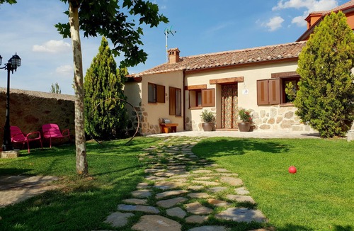 Revenga Cottage | Entre Acebedas Country House, Segovia, 1 hour from Madrid, with a fireplace. PRIVATE bathrooms.
