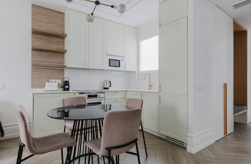 Lista Apartment | Fabulous Lista 3BR w/A/C, 4 min from El Retiro Park, by Blueground