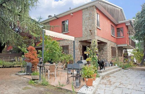 Galapagar House | Flat in Galapagar with Spa and Mountain Views
