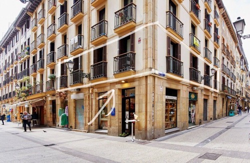 Old Town Apartment | ❤️ of the Old Town★Walk Score 99★8 Balconies★