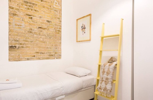 L'Hospitalet de Llobregat Apartment | Olala Design Apartment 2.4 | 10m Pl.España