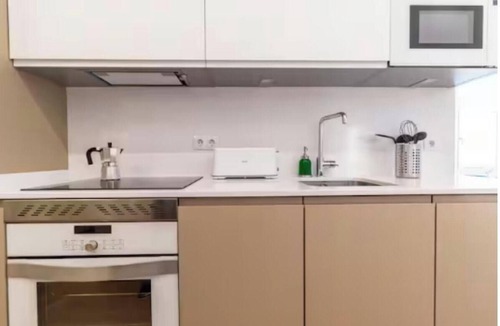 Atocha Apartment | Sophisticated 3-Bedroom Retreat on Paseo de Santa María de la Cabeza