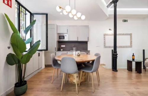Delicias Apartment | Spacious Apartment Near Atocha Station for Families, Groups & Business Travelers