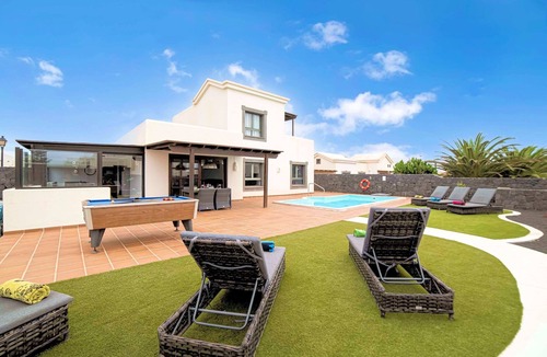 Montana Roja Villa | Superb Playa Blanca Villa | Casa Herlanda | 3 Bedrooms | Pool Table
