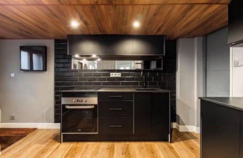 Carabanchel Apartment | Urban Loft Experience – High Ceilings, Open Layout, Sleeps 6