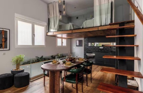 Carabanchel Apartment | Urban Loft Experience – High Ceilings, Open Layout, Sleeps 6