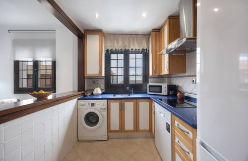 Sanlucar de Barrameda House | Vacation Apartment 9 min from Bajo de Guía with Shared Terrace, Wi-Fi & Air Conditioning