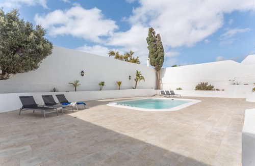 Playa del Cable House | Vacation Home 'Queen Vetusta -Pool and Tennis' with Shared Pool, Shared Terrace and Wi-Fi