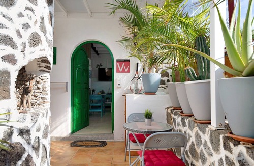 Montana Roja Apartment | Vacation Studio 'El Palmeral' with Shared Pool, Wi-Fi and Air Conditioning