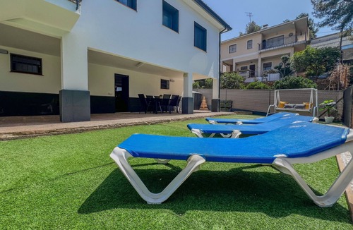 Cunit House | Villa Bessones: Amplio jardin, barbacoa, zona de juegos, a 5 minutos de la playa