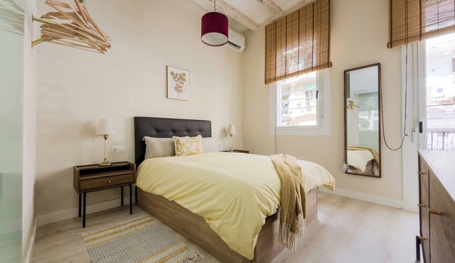 1-bedroom apartment with office and small bed in Robador 39