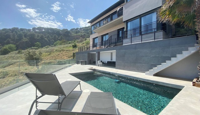 Amazing 4 bedroom Villa with sea view pool